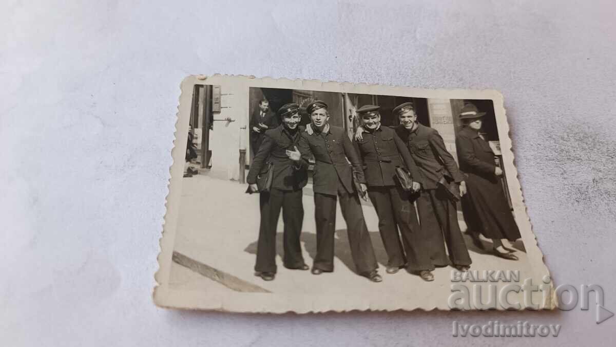 Photo Sofia Four students on the sidewalk