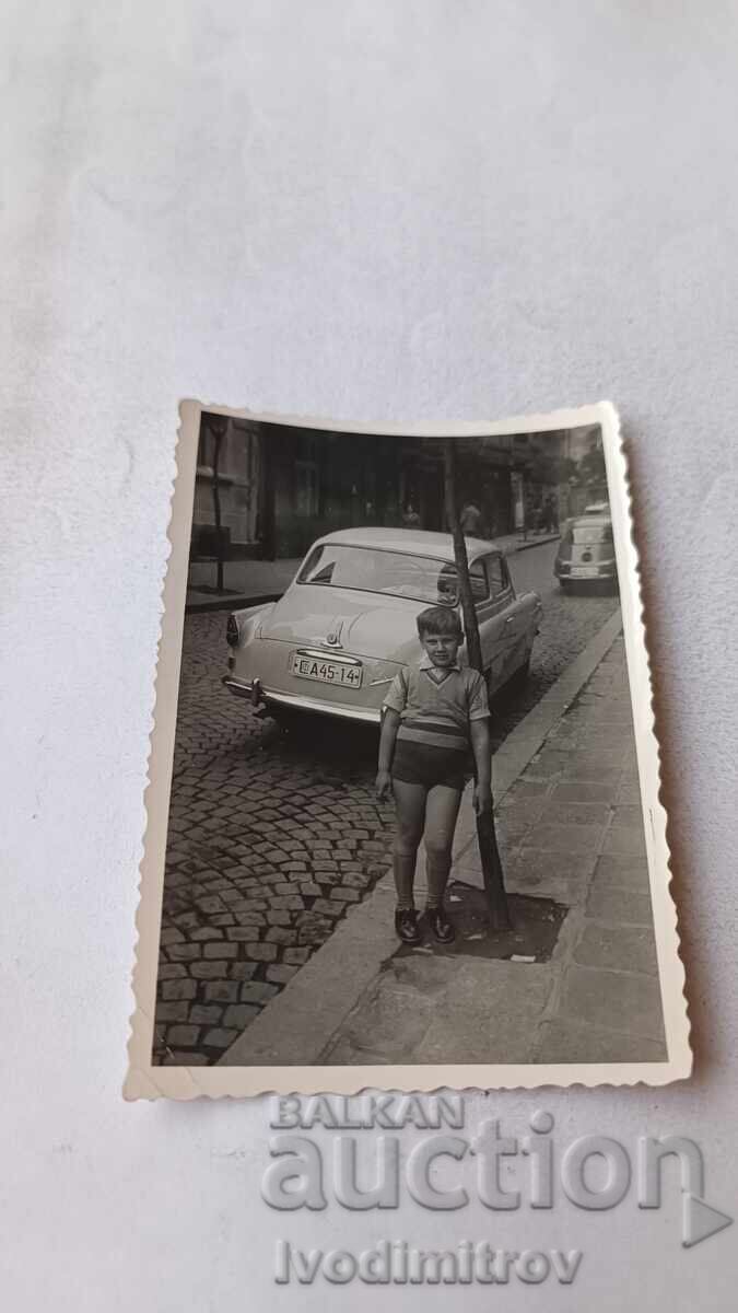 Fotografie Sofia Băiețel pe trotuar 1961