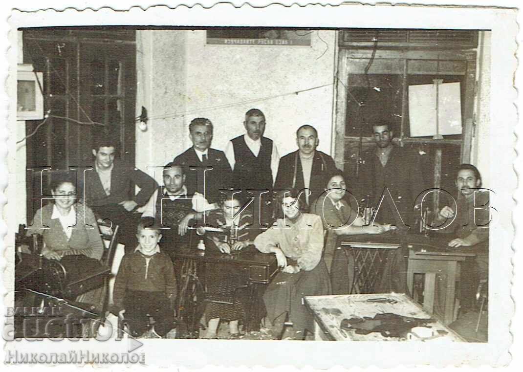 1957 ΜΙΚΡΗ ΠΑΛΙΑ ΦΩΤΟΓΡΑΦΙΑ ΡΑΦΤΕΣ ΡΑΨΙΜΟ ΚΟΣΤΟΥΜΙΑ ΓΙΑ ΕΣΣΔ ZH482 1957 ΜΙΚΡΗ ΠΑΛΙΑ ΦΩΤΟΓΡΑΦΙΑ ΡΑΦΤΕΣ ΡΑΨΙΜΟ ΚΟΣΤΟΥΜΙΑ ΓΙΑ ΕΣΣΔ ZH482
