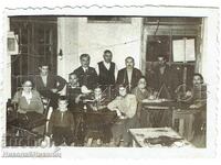 1957 МАЛКА СТАРА СНИМКА ШИВАЧИ УШИВАНЕ КОСТЮМИ ЗА СССР Ж482