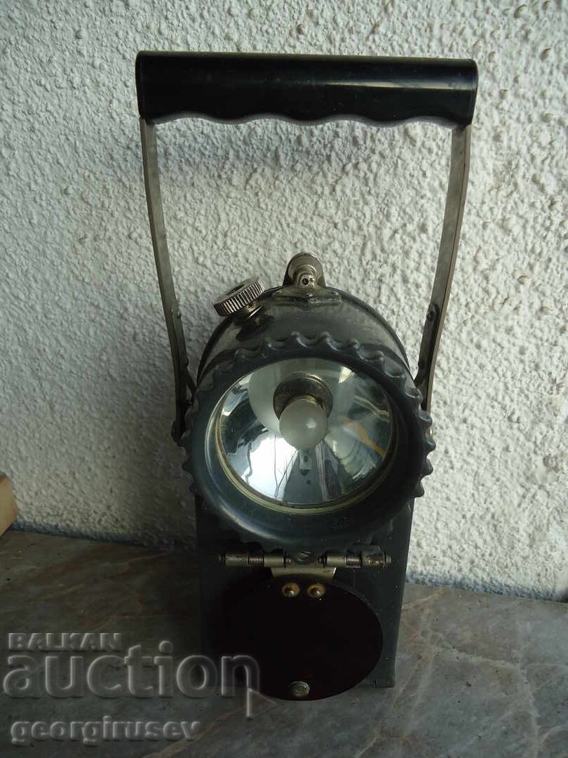 Veche lanternă de semnalizare Veche lanternă de semnalizare