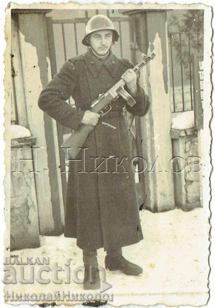MICĂ POZĂ VECHE GRĂNICER SOLDAT CU AUTOMAT J487 MICĂ POZĂ VECHE GRĂNICER SOLDAT CU AUTOMAT J487