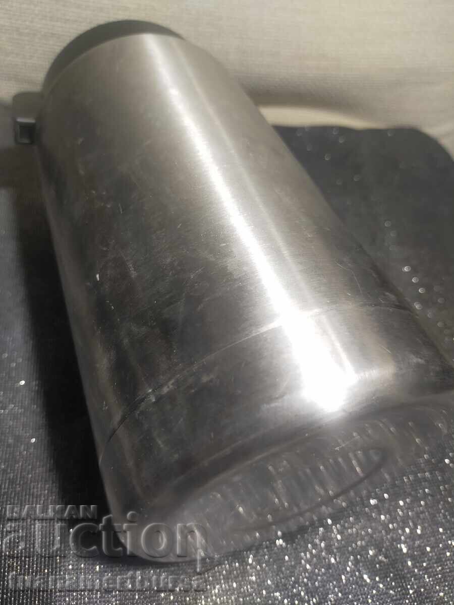 Licitație sticlă mare de apă din metal