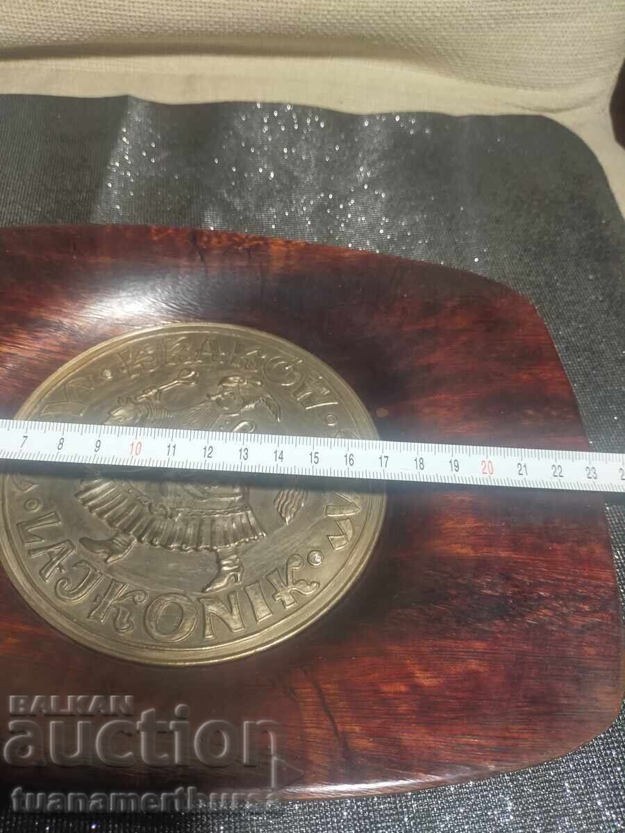 Livrarea Placă decorativă din lemn și metal Livrarea Placă decorativă din lemn și metal
