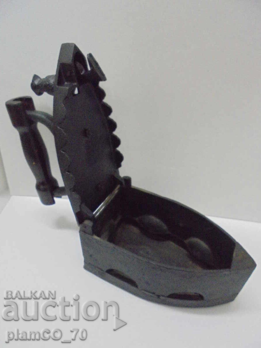 Livrarea №*8559 Fier de călcat vechi cu cărbuni, cu element decorativ