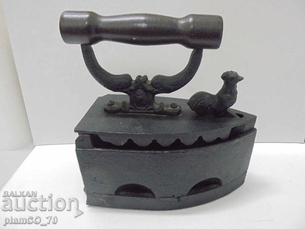 №*8559 Fier de călcat vechi cu cărbuni, cu element decorativ - 5