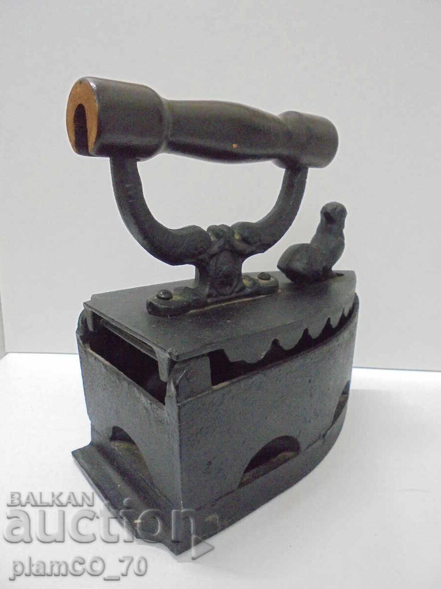 №*8559 Fier de călcat vechi cu cărbuni, cu element decorativ - 7