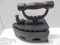 №*8559 Παλιό σίδερο με κάρβουνα με διακοσμητικό στοιχείο