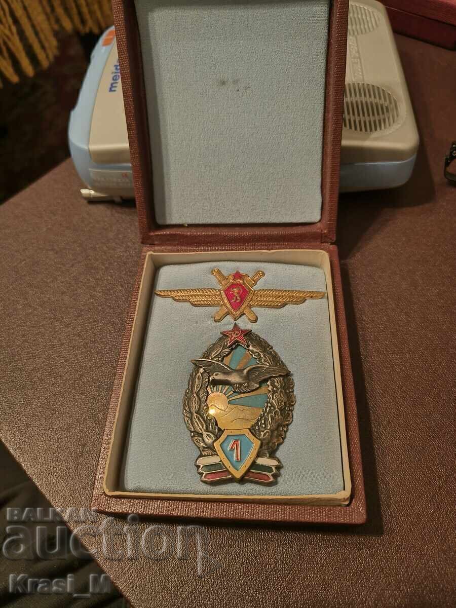 Licitație Insignă de ofițer perfectă, cu cutia originală! Licitație Insignă de ofițer perfectă, cu cutia originală!