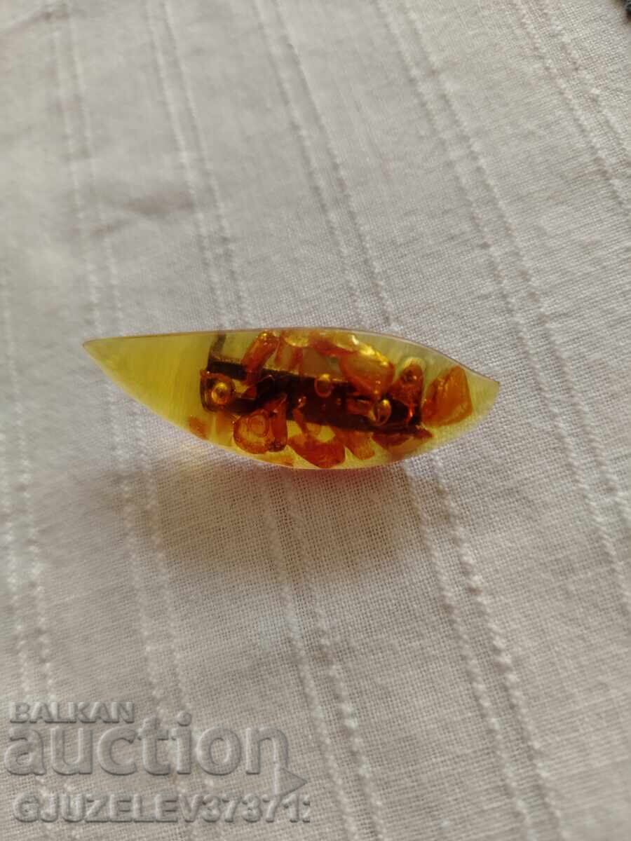 Παράδοση Αρχαία ρωσική καρφίτσα με κομμάτια λιωμένου κεχριμπαριού Παράδοση Αρχαία ρωσική καρφίτσα με κομμάτια λιωμένου κεχριμπαριού