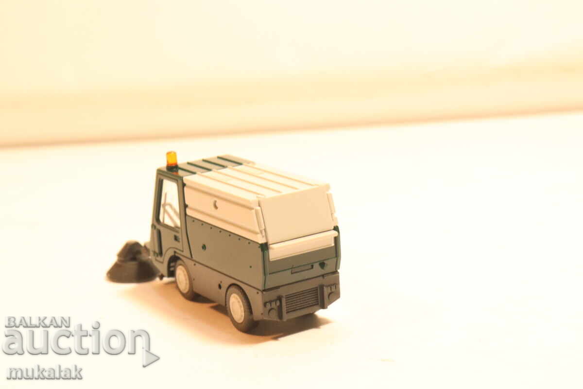 WIKING H0 1/87 MUNICIPAL SERVICES TRUCK MODEL - 6 WIKING H0 1/87 MUNICIPAL SERVICES TRUCK MODEL - 6