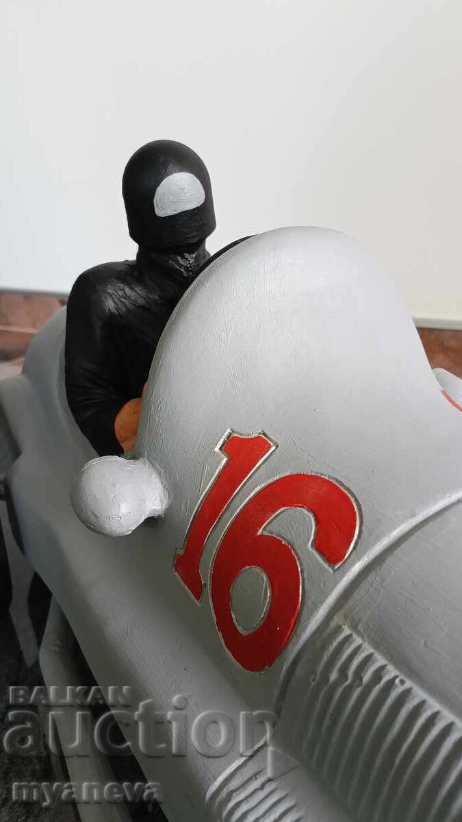 Mercedes-Benz W125, cunoscută drept una dintre Săgețile de Argint - 5