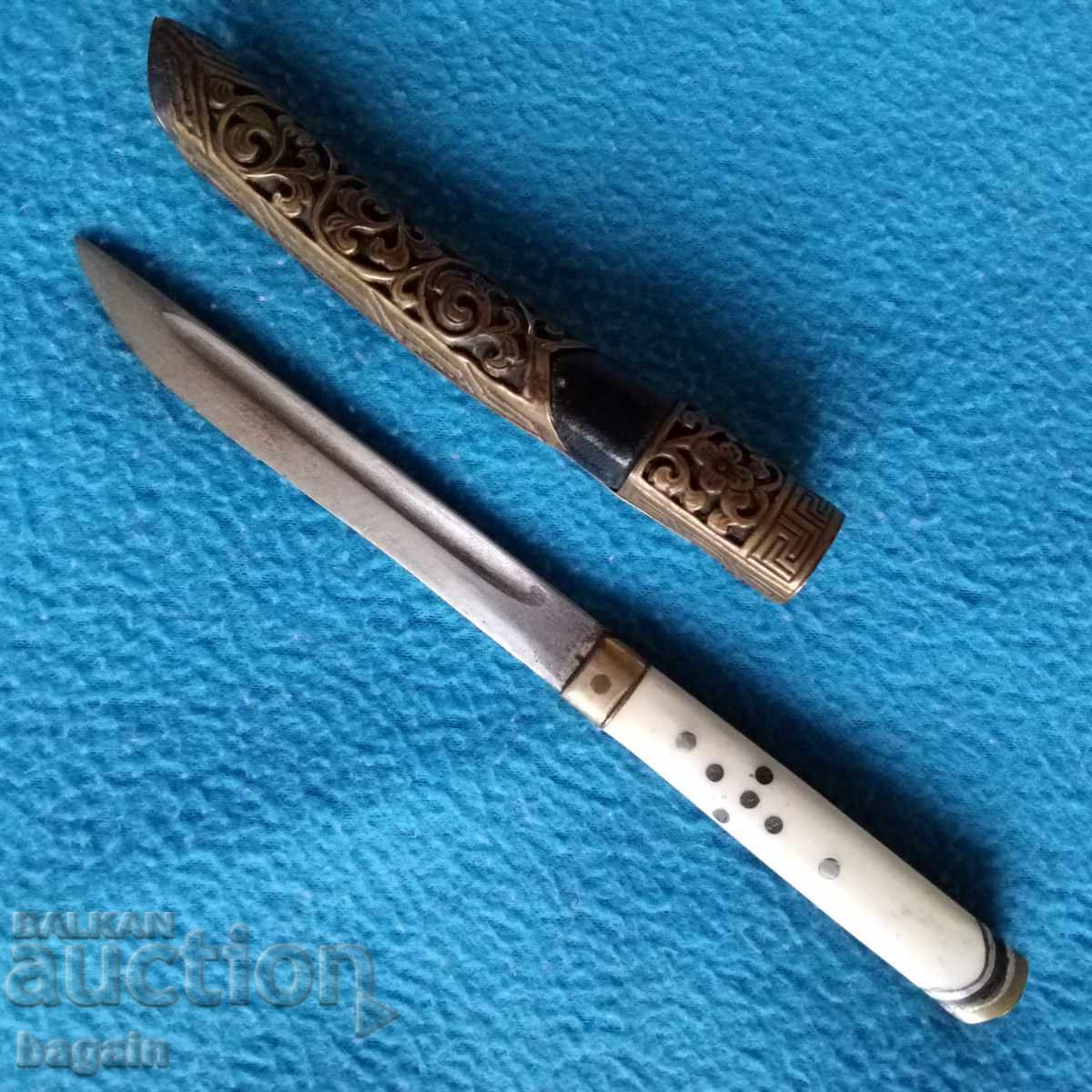 Cuțit tibetan, pumnal.
