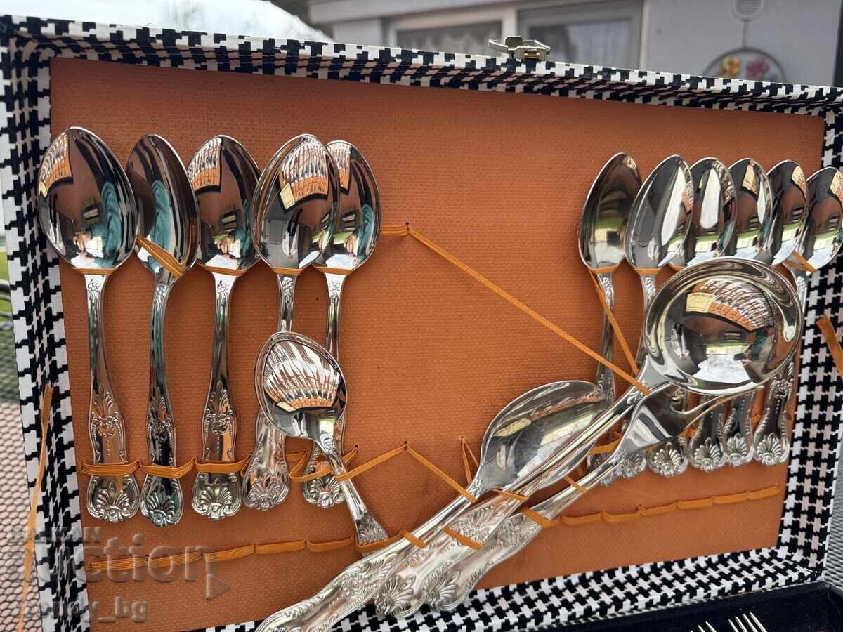 Set tacâmuri argintate – 51 piese cu geantă și certificat cu preț € 205.00 | 400.95 BGN