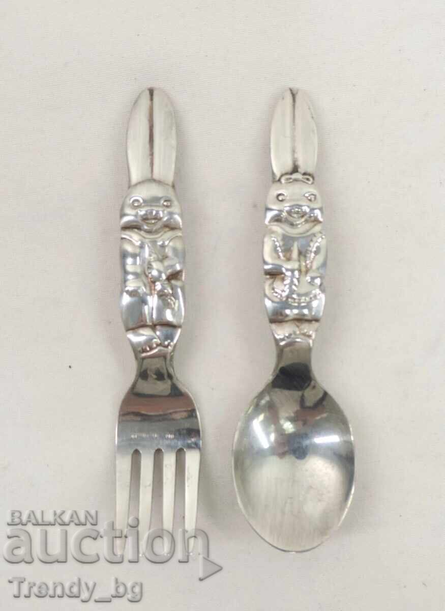 Set pentru copii Reed & Barton "Peter Rabbit" – Placat cu argint cu preț € 55.00 | 107.57 BGN Set pentru copii Reed & Barton "Peter Rabbit" – Placat cu argint cu preț € 55.00 | 107.57 BGN