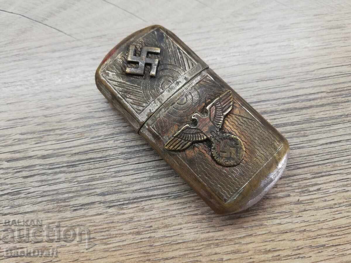 Brichetă germană pe benzină Al Doilea Război Mondial WWII WW2 Wehrmacht, Svastică, Reich cu preț € 99.00 | 193.63 BGN Brichetă germană pe benzină Al Doilea Război Mondial WWII WW2 Wehrmacht, Svastică, Reich cu preț € 99.00 | 193.63 BGN