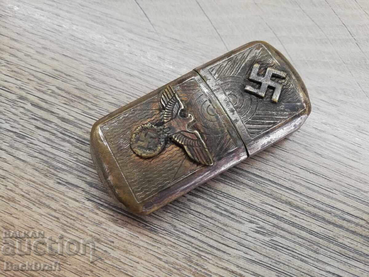 Brichetă germană pe benzină Al Doilea Război Mondial WWII WW2 Wehrmacht, Svastică, Reich Brichetă germană pe benzină Al Doilea Război Mondial WWII WW2 Wehrmacht, Svastică, Reich