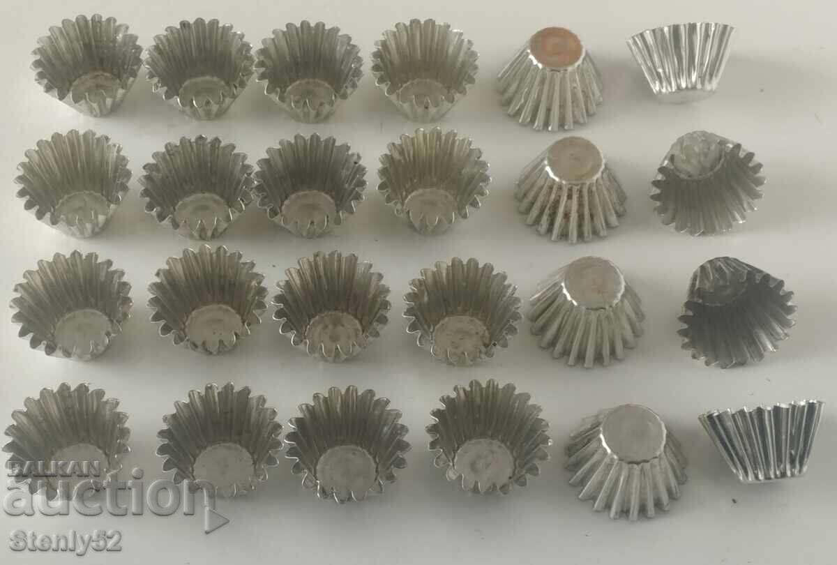Licitație 24 buc. forme metalice pentru copt prăjituri, biscuiți, bomboane