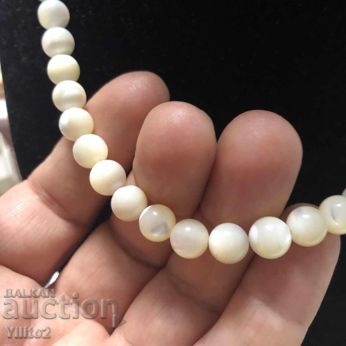 Auction  Mother-of-pearl and silver necklace