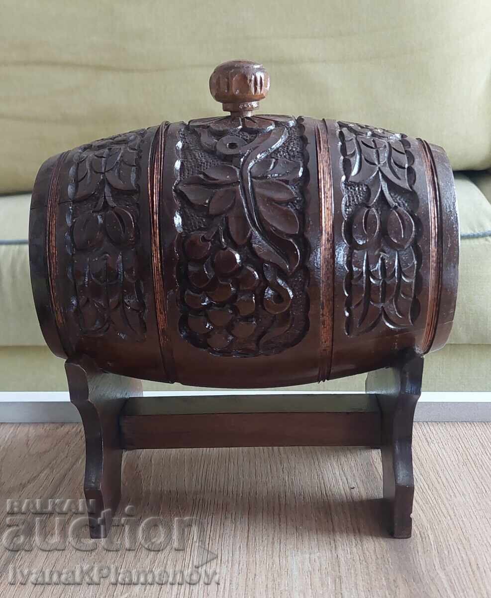 Ξυλόγλυπτο βαρέλι σε βάση για γνώστες με τιμή € 25.00 | 48.90 BGN