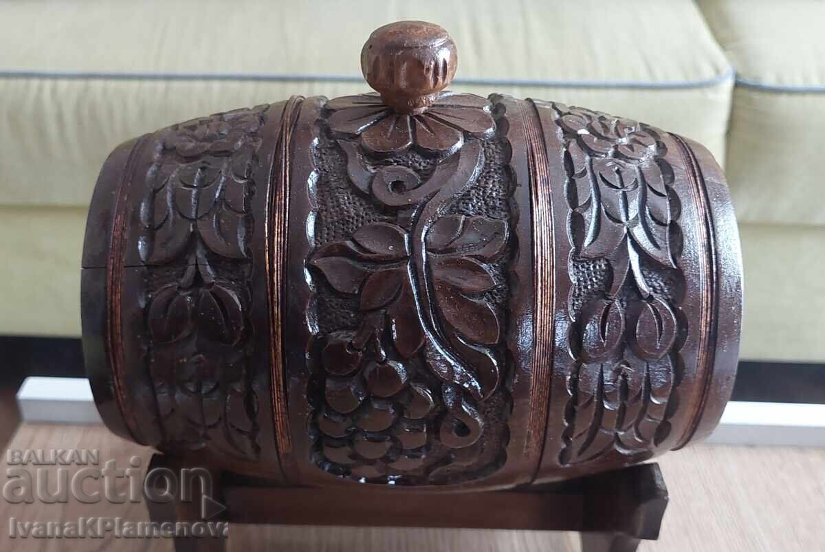 Δημοπρασία Ξυλόγλυπτο βαρέλι σε βάση για γνώστες