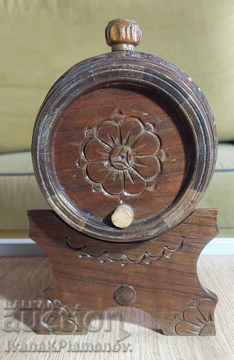 Ξυλόγλυπτο βαρέλι σε βάση για γνώστες - 5