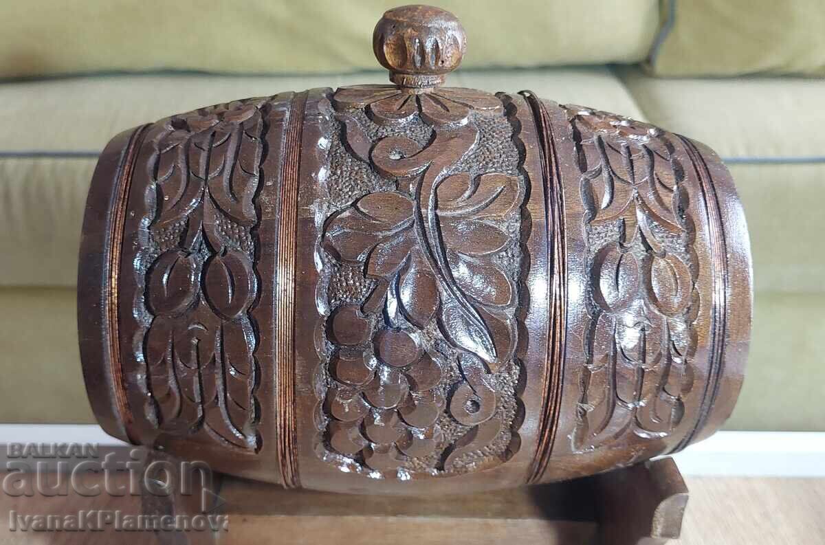 Ξυλόγλυπτο βαρέλι σε βάση για γνώστες - 6