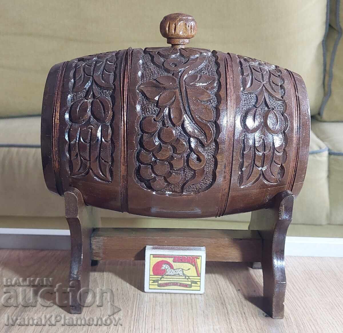 Butoi sculptat pe suport pentru cunoscători - 7