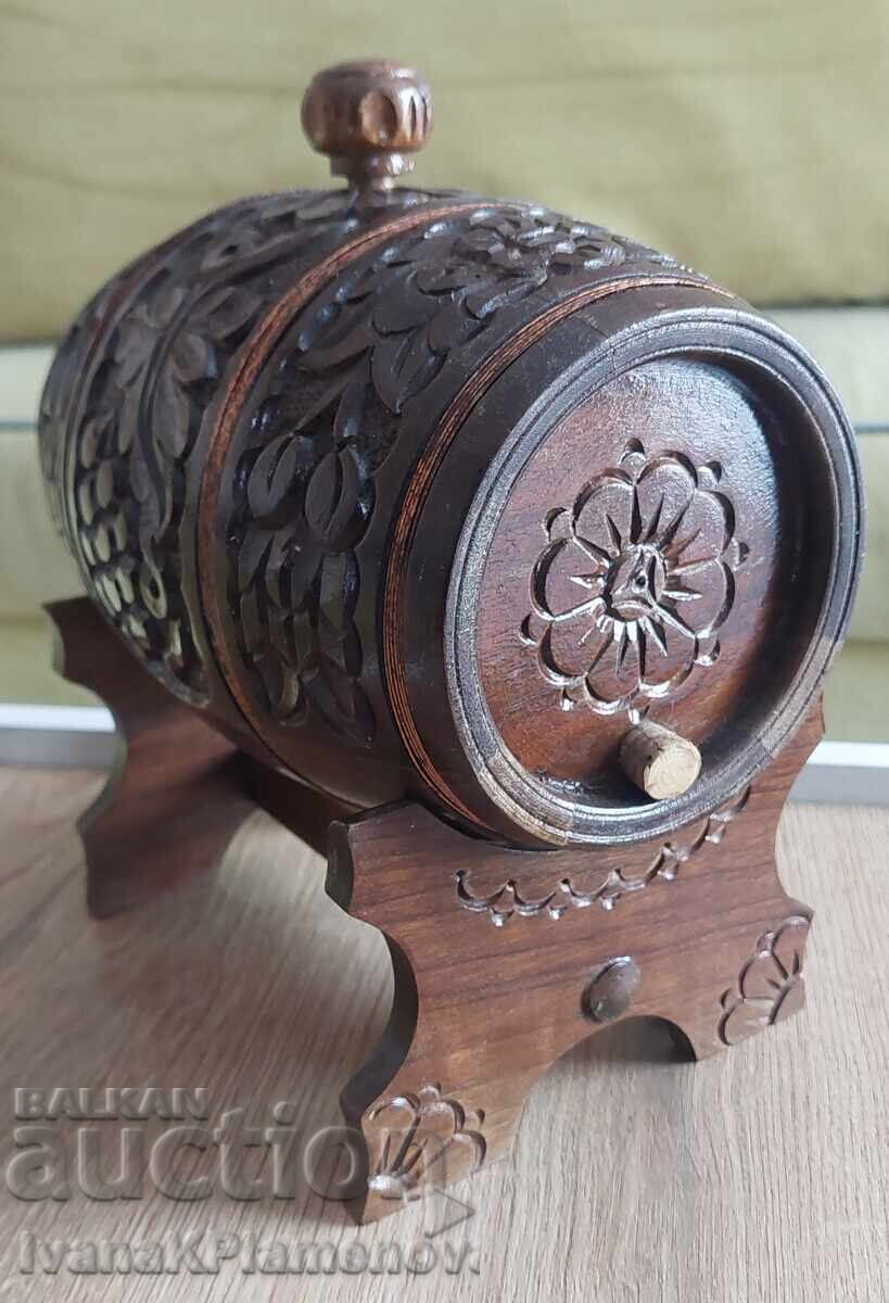Butoi sculptat pe suport pentru cunoscători