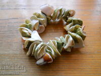 Гривна от екзотични раковини