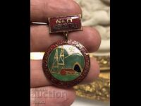 Емайлиран нагръден знак