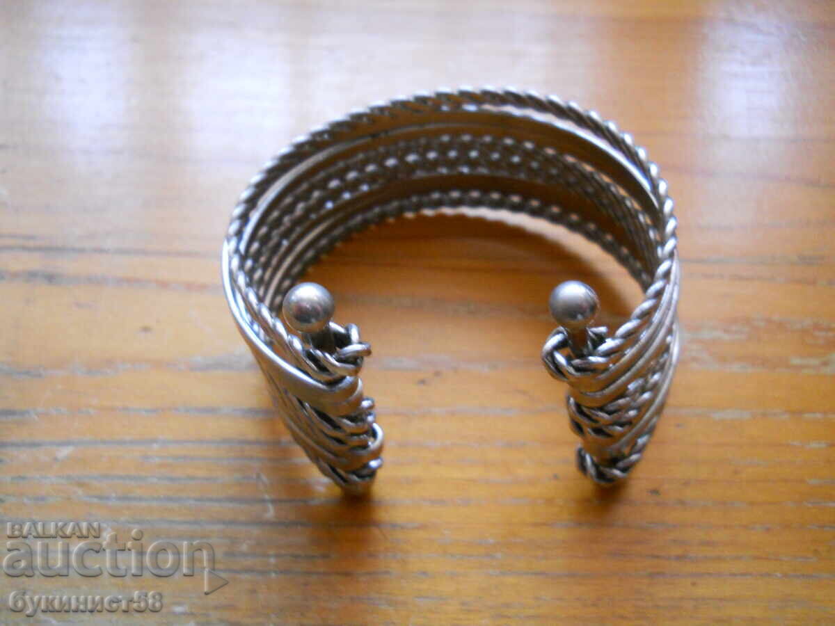 Brățară veche din metal cu preț € 1.50 | 2.93 BGN