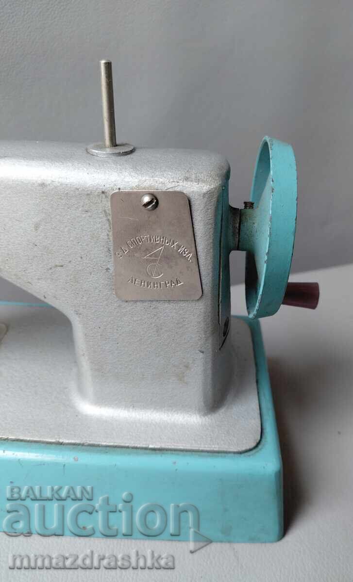 Παιδική ραπτομηχανή Λένινγκραντ με τιμή € 0.01 | 0.02 BGN Παιδική ραπτομηχανή Λένινγκραντ με τιμή € 0.01 | 0.02 BGN