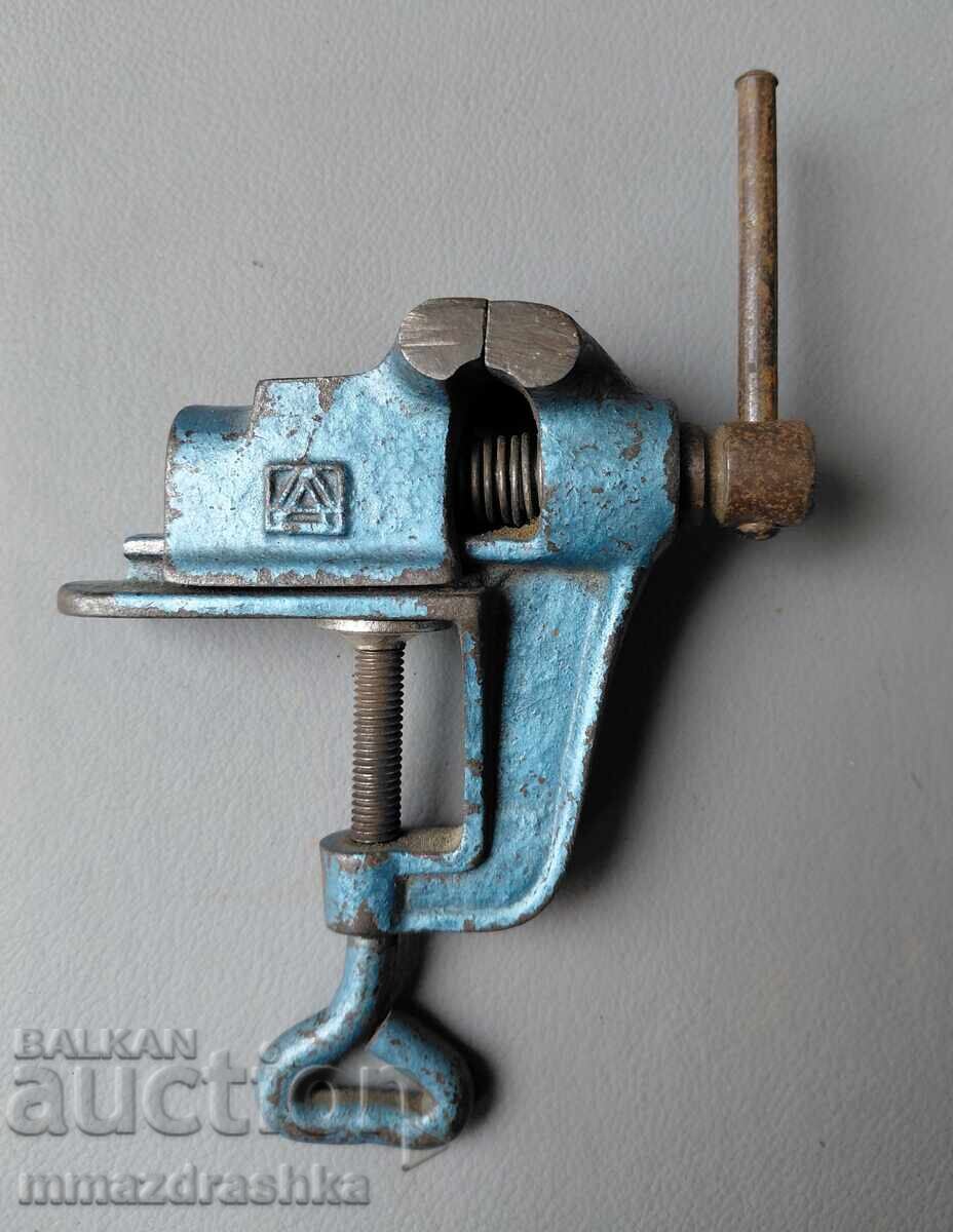 Μια μικρή μέγγενη με τιμή € 14.00 | 27.38 BGN