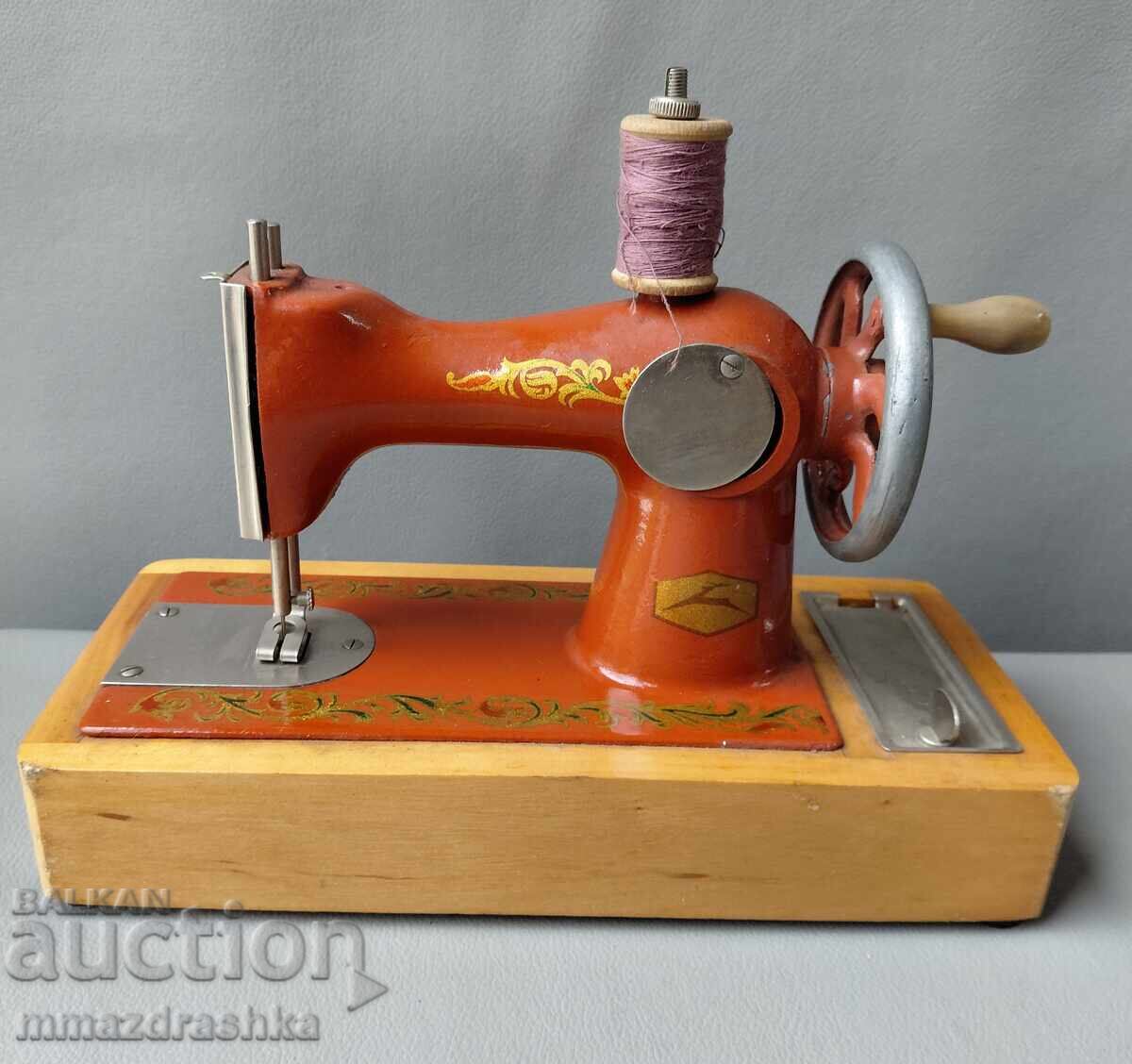 Παιδική ραπτομηχανή από τη Σώτσα Παιδική ραπτομηχανή από τη Σώτσα