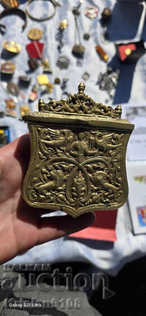 Cartușieră din alamă din secolul al XIX-lea, utilizată, în stare bună