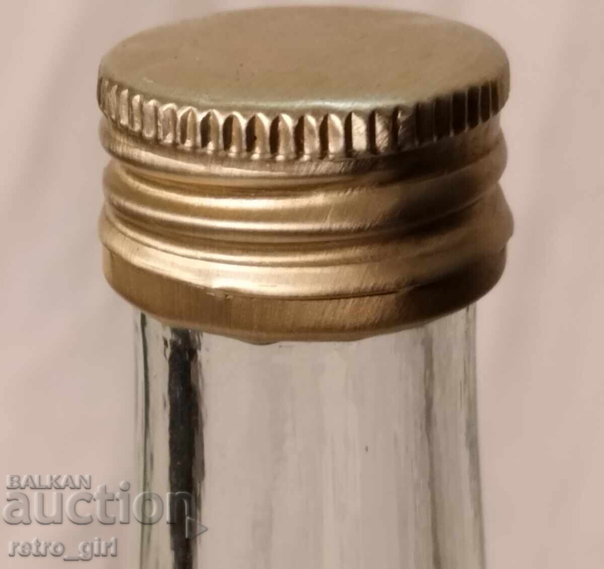 Livrarea Veche "Vodcă Moscovskaia" URSS, neîncepută. Start de la 1 EUR. Fără preț de rezervă Livrarea Veche "Vodcă Moscovskaia" URSS, neîncepută. Start de la 1 EUR. Fără preț de rezervă