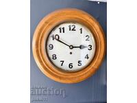 Стар часовник за стена - английски