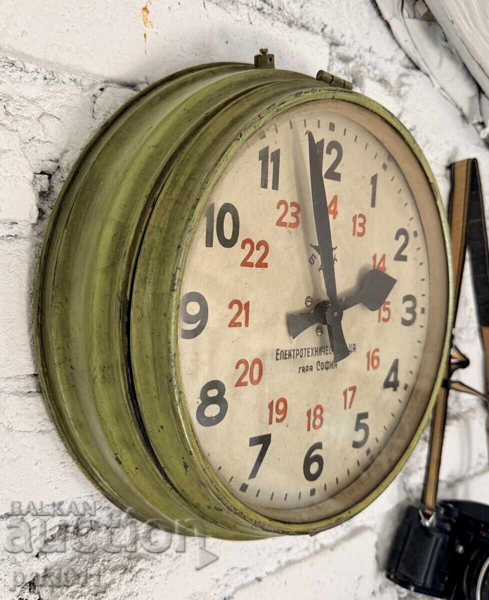 Гаров часовник БДЖ с цена € 120.00 | 234.70 лв. Гаров часовник БДЖ с цена € 120.00 | 234.70 лв.