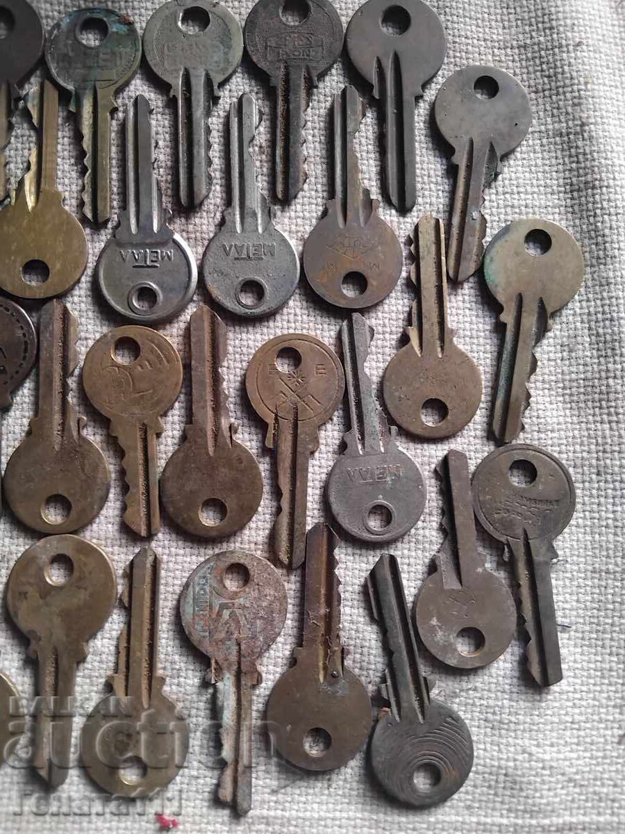 Delivery of Lot of old bronze keys Delivery of Lot of old bronze keys
