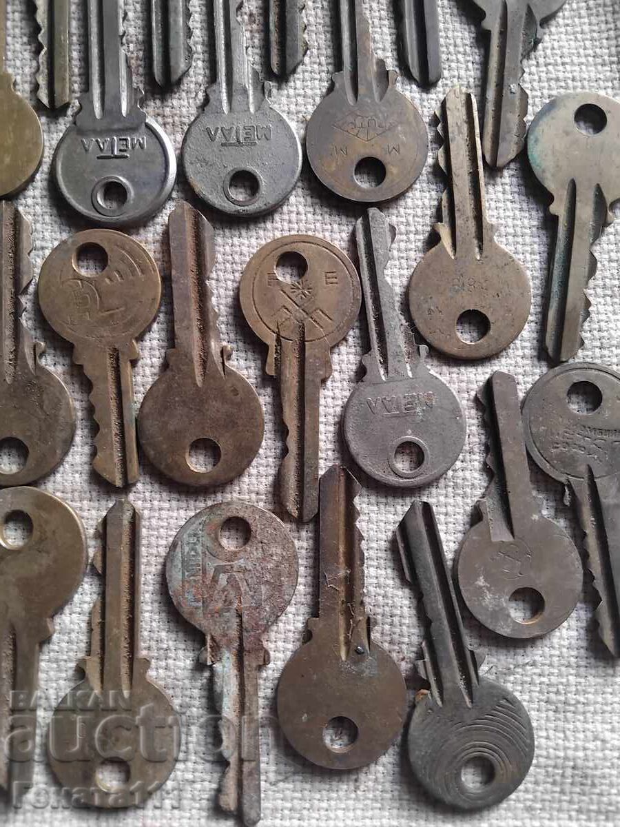 Lot of old bronze keys - 5 Lot of old bronze keys - 5