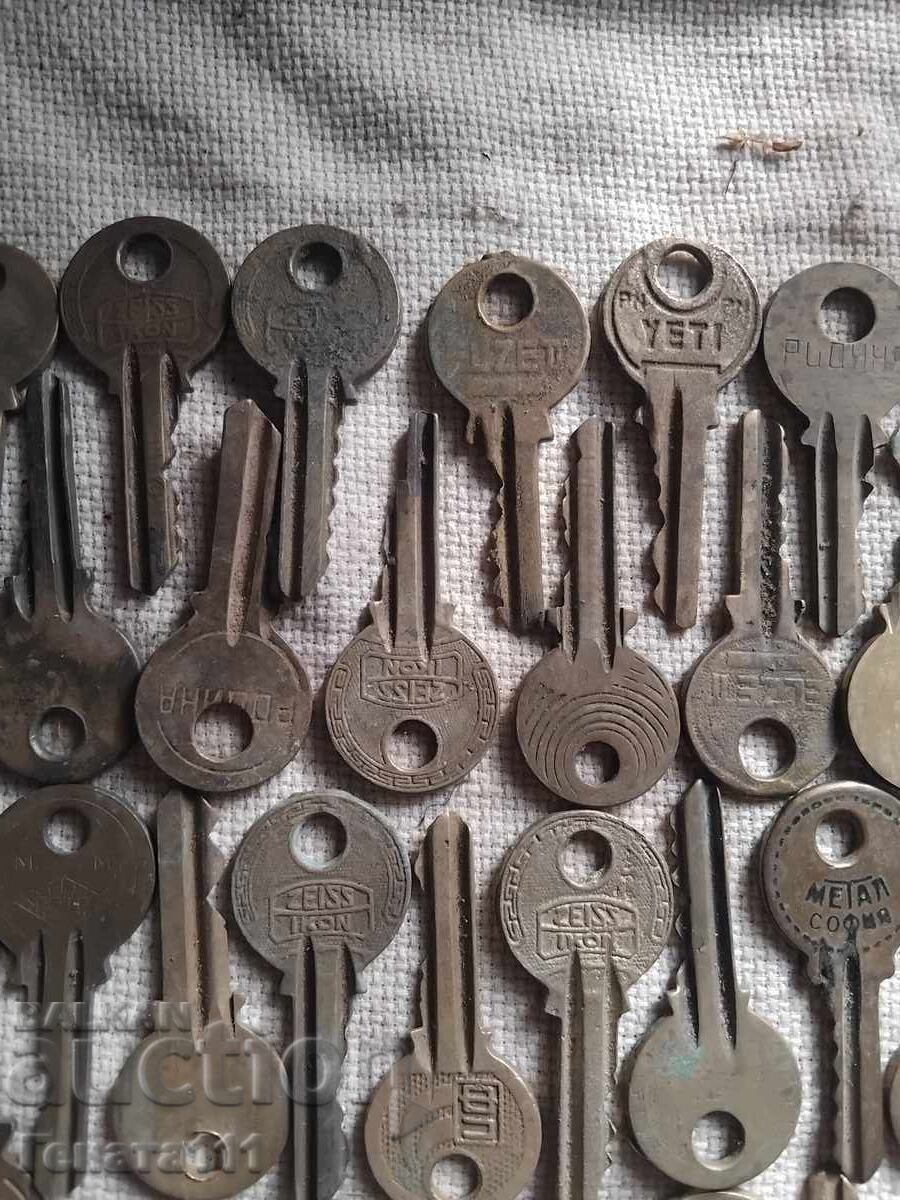 Lot of old bronze keys - 6 Lot of old bronze keys - 6