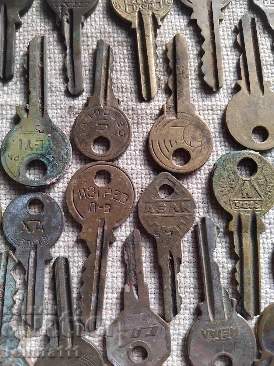 O mulțime de chei vechi din bronz - 6