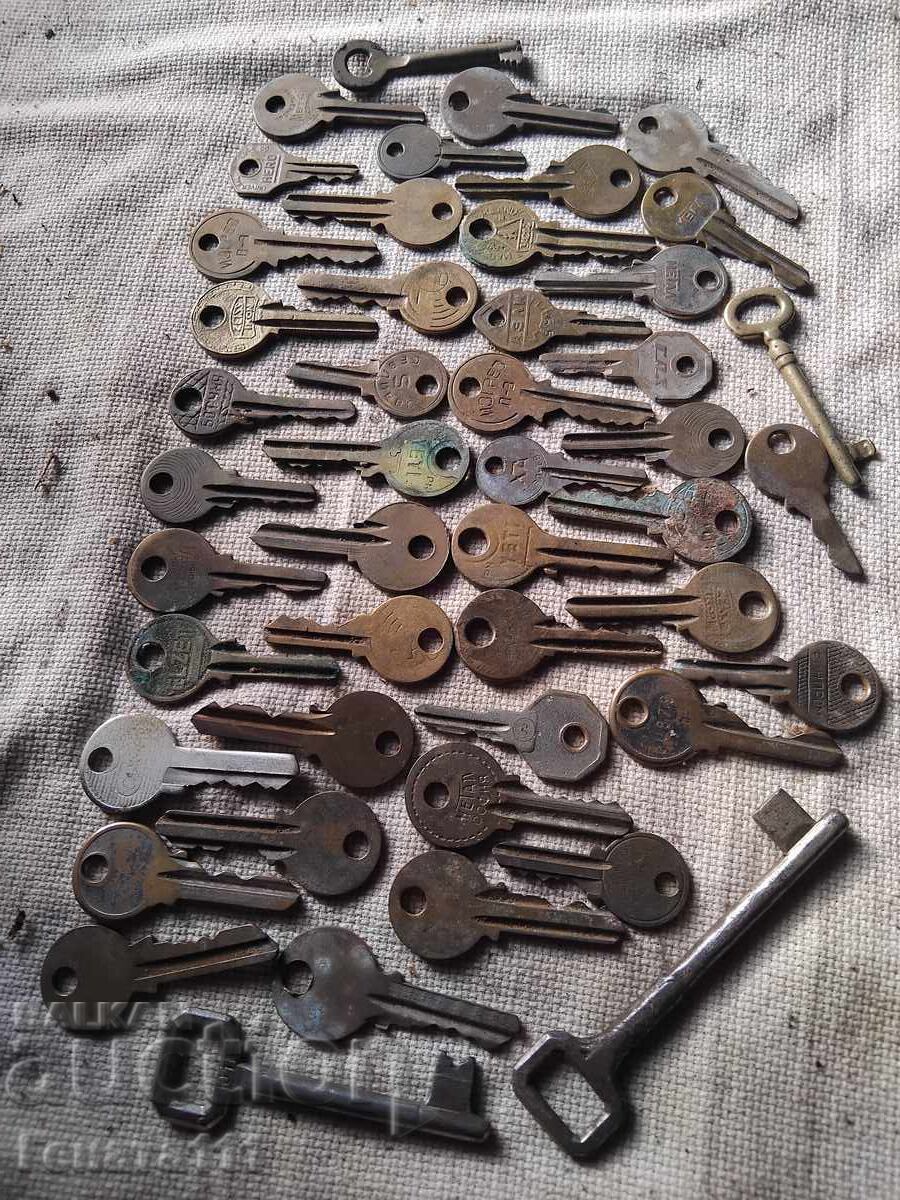 O mulțime de chei vechi din bronz