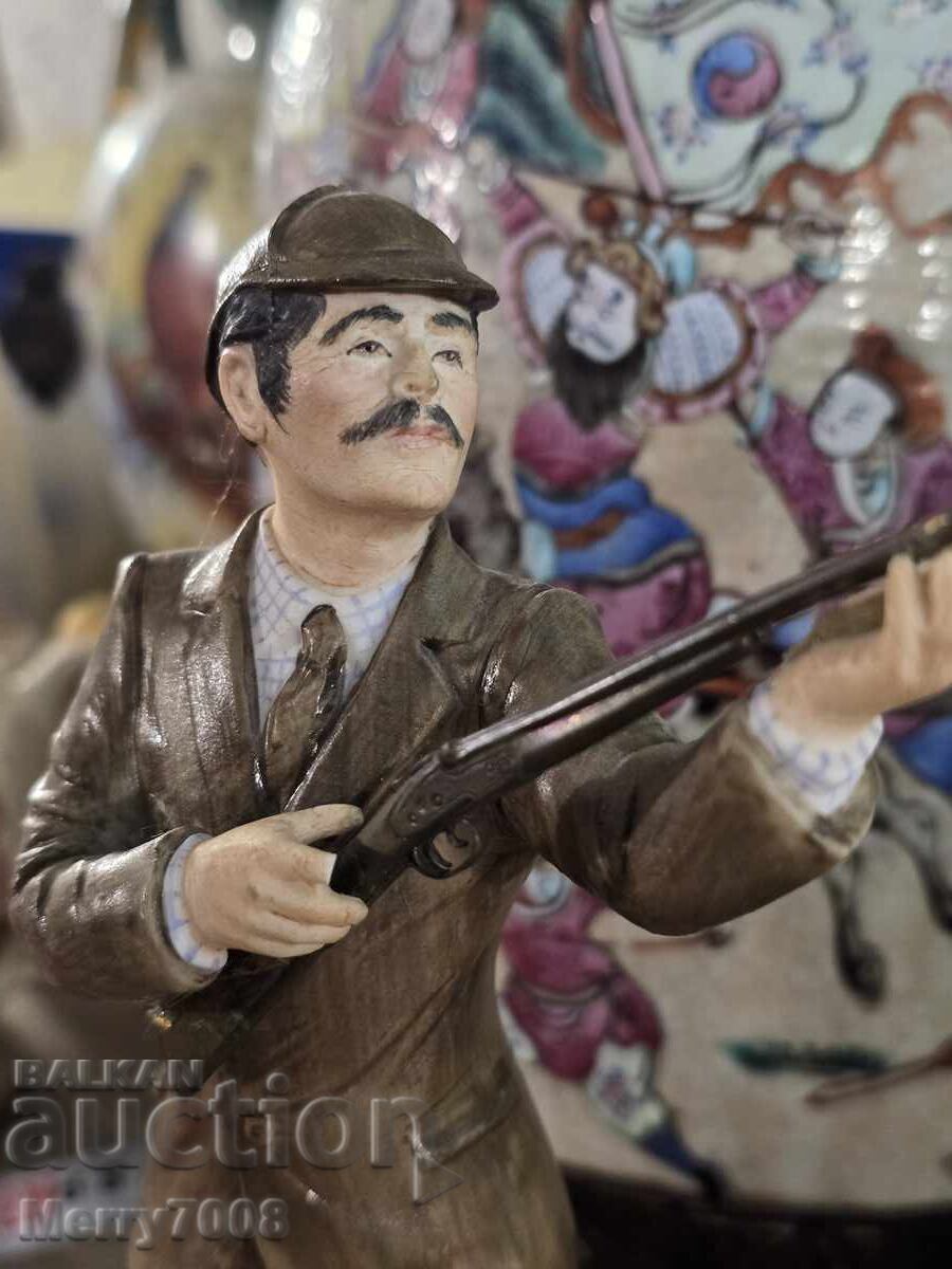 "The Shooter", изработена от Coalport, Англия ! с цена € 55.00 | 107.57 лв.