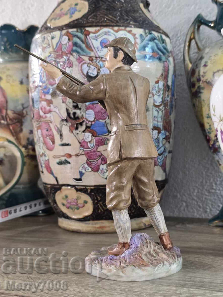 Доставка на "The Shooter", изработена от Coalport, Англия !