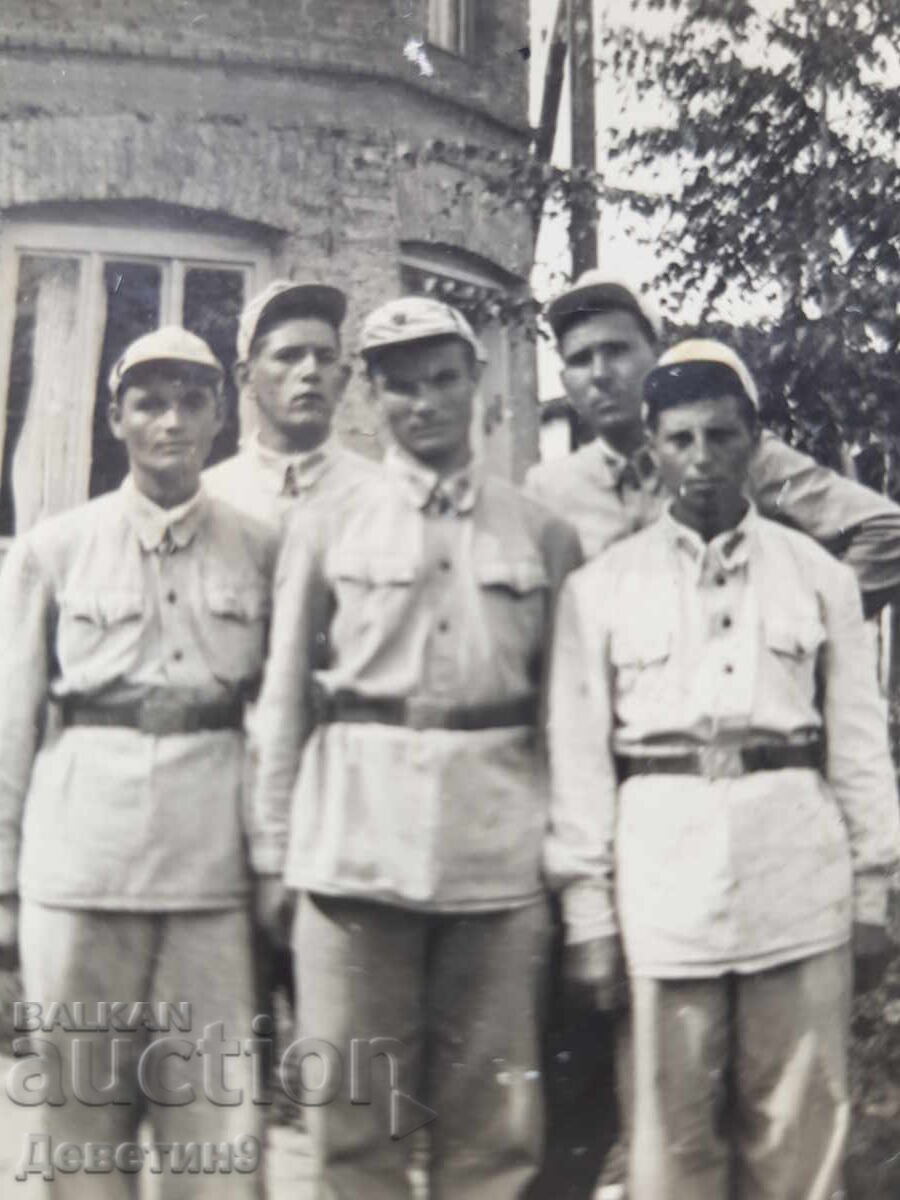 Licitație Cinci persoane în uniformă