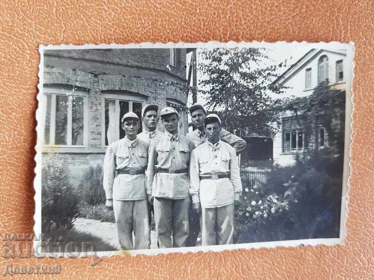 Cinci persoane în uniformă