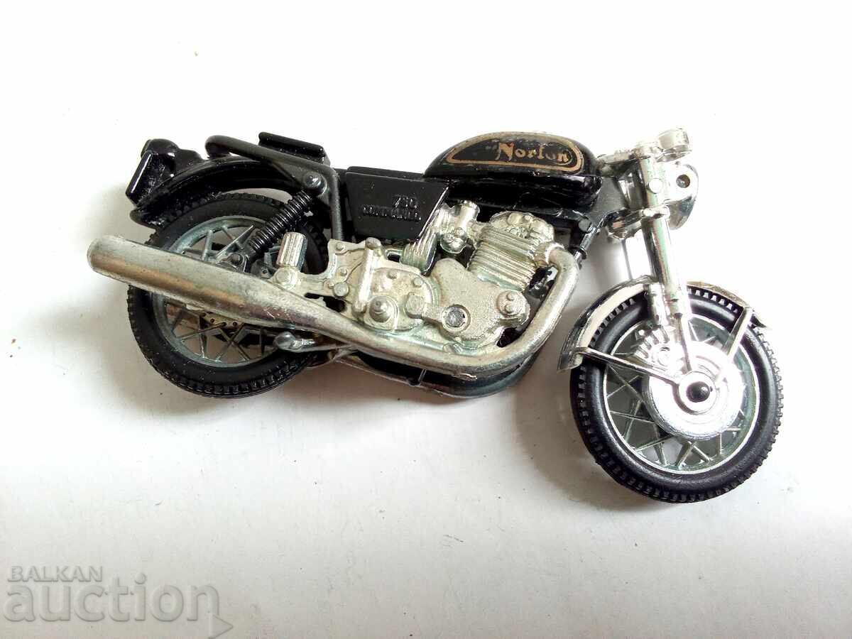 model de colecție motocicletă Norton 750 Commando cu preț € 2.00 | 3.91 BGN