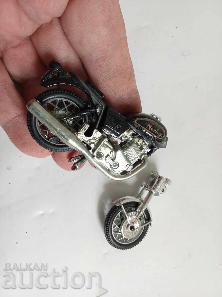 Livrarea model de colecție motocicletă Norton 750 Commando